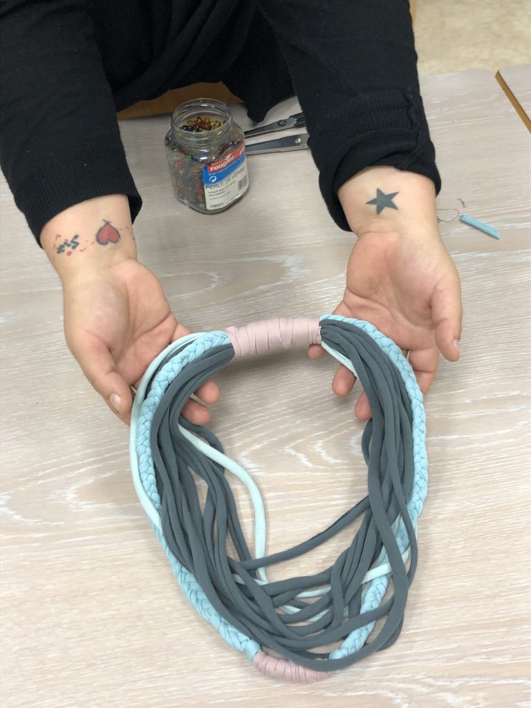 atelier papier cadeaux réutilisable et collier textile